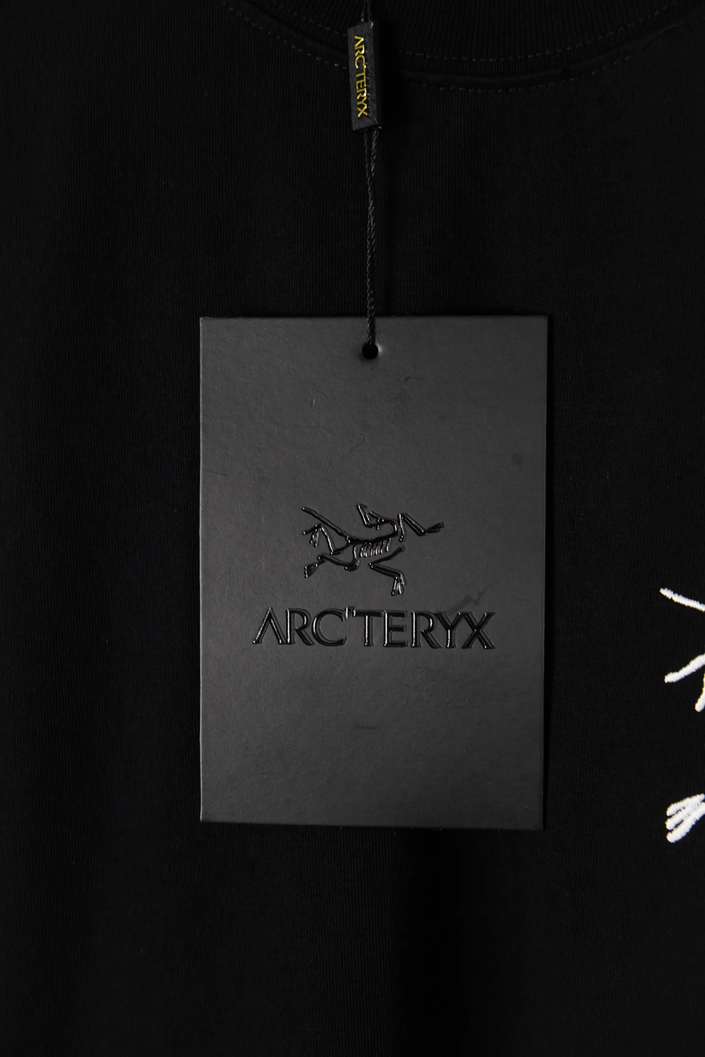 ：Y 100 ARC'TERYX 26ss New Arrival T ， ，Breathable ， 。 ， ， ， Same Style 。 ， ， ； logo， ， 。Classic Versatile ， 、 ， 、 、 。 ， ， ！ ：Black White Size：S-XL